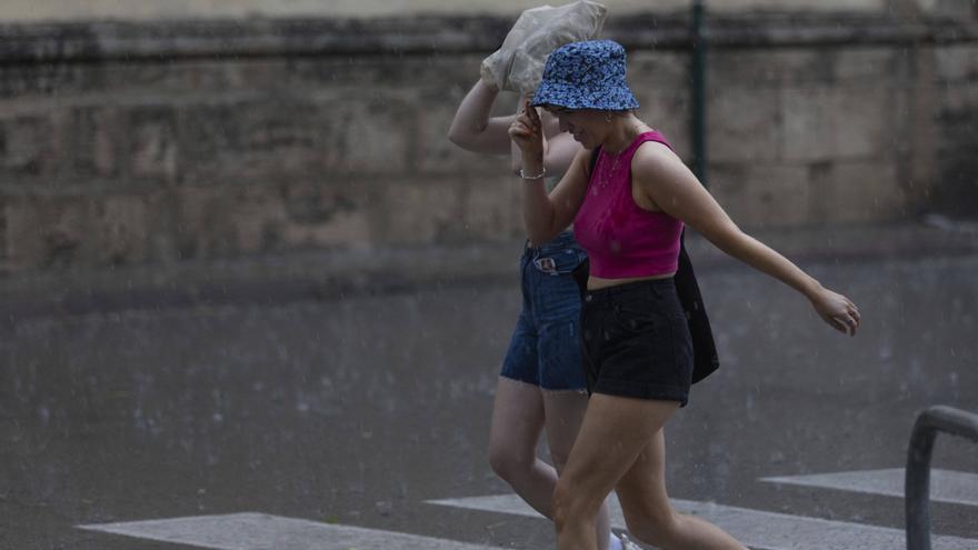 La noche tórrida da paso a lluvias &quot;muy fuertes&quot; en la Comunitat Valenciana