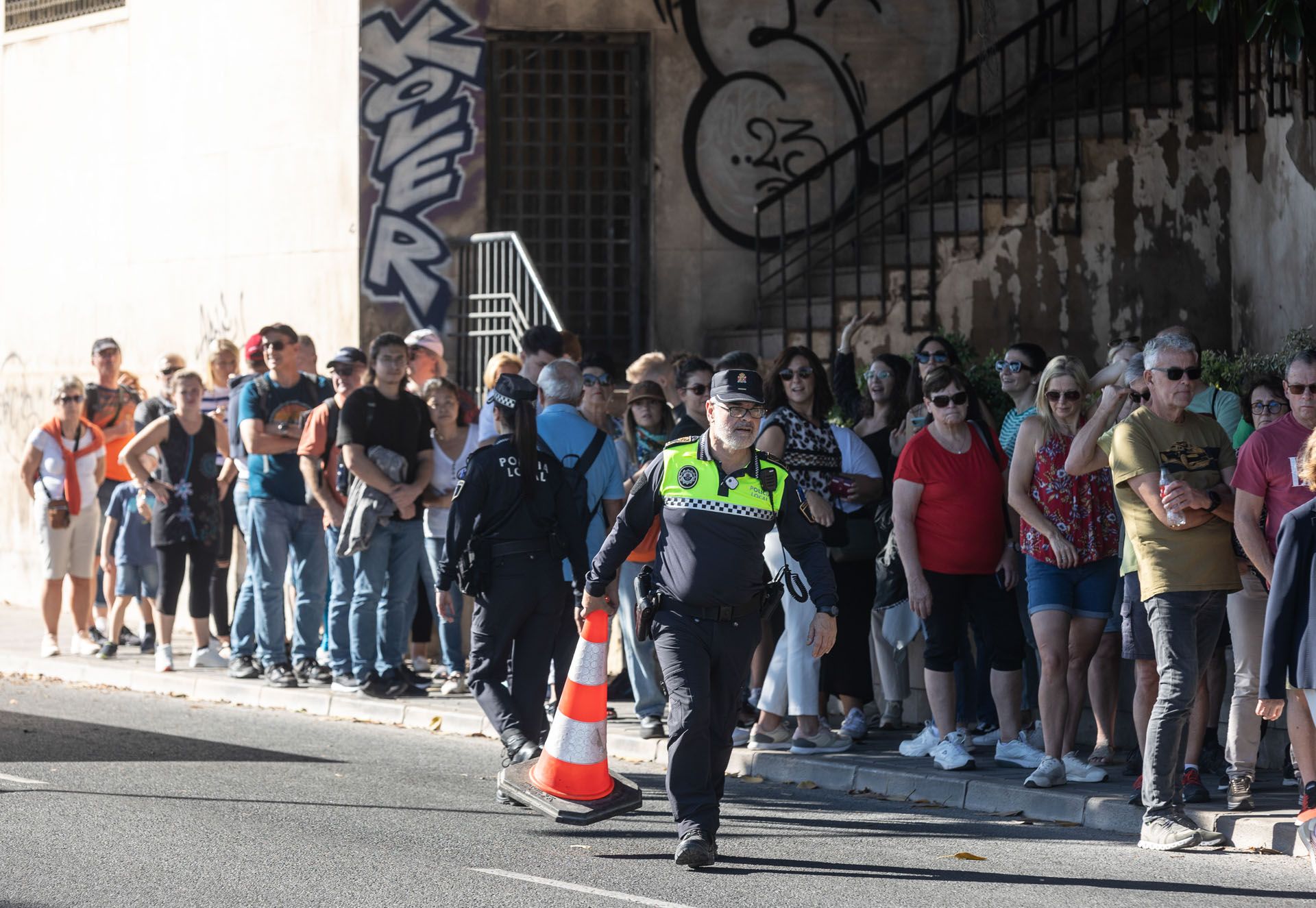 La llegada de un megacrucero provoca largas colas para utilizar el ascensor del Castillo