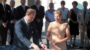 NAC242. GIBRALTAR, 11/06/2012.- El príncipe Eduardo de Inglaterra, hijo menor de Isabel II, junto a su esposa Sophie Rhys-Jones, durante la visita realizada hoy, lunes 11 de junio de 2012, a Gibraltar para celebrar con la colonia británica el 60 aniversario de la coronación de su madre. EFE/A.Carrasco Ragel. Eduardo de Inglaterra, Sophie Rhys-Jones, Isabel de Inglaterra. Príncipes, reinas, visitas, celebraciones 60 aniversario reinado, jubileo