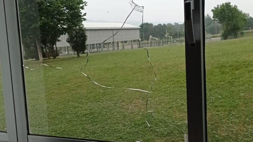 Destrozan a pedradas los cristales de las ventanas del colegio de Lugo de Llanera, lleno de pintadas e insultos en las fachadas