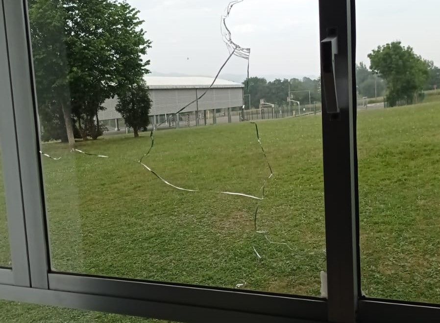 Destrozan a pedradas los cristales de las ventanas del colegio de Lugo de Llanera, lleno también de pintadas e insultos en las fachadas