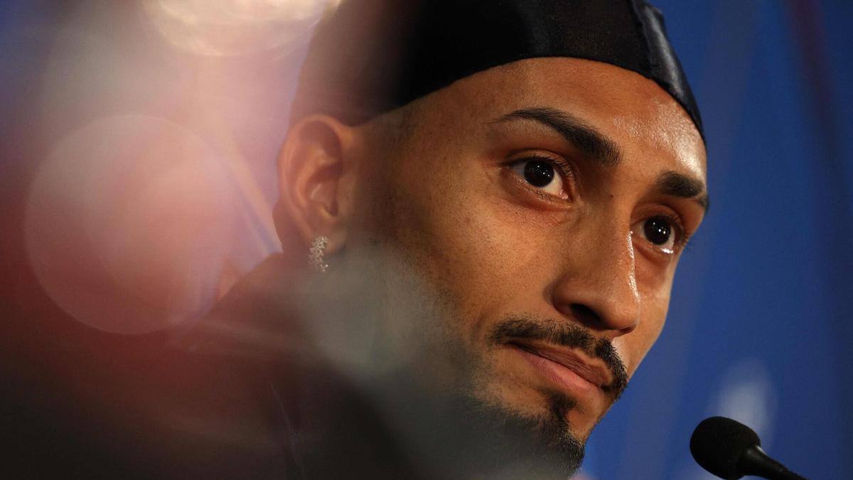 Raphinha, en la rueda de prensa en Stamford Bridge, este lunes.