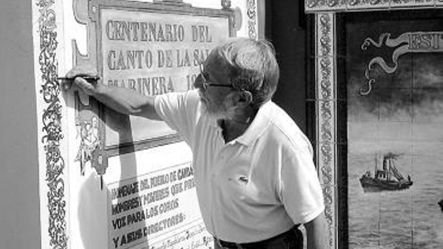 Alfredo Menéndez retoca el mural en Candás.