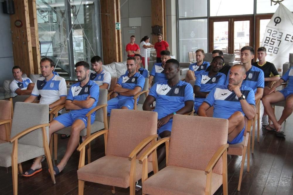 Los jugadores del FC Cartagena en el Club de Regat