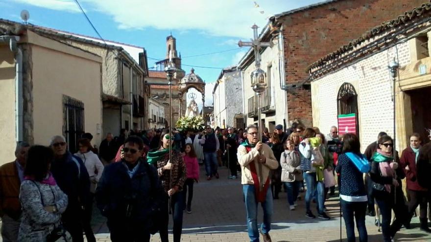 Los romeros portan a la Virgen del Rosario.