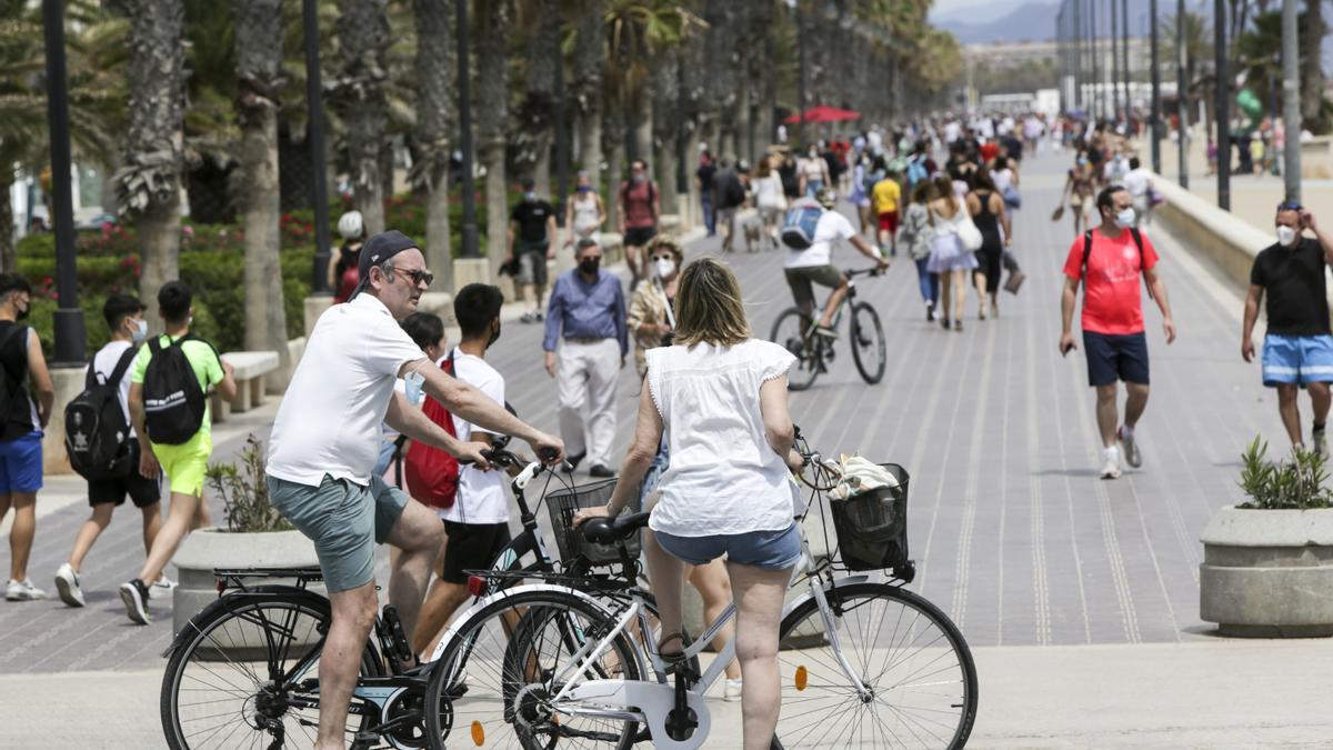 Los turistas abarrotan playas y terrazas