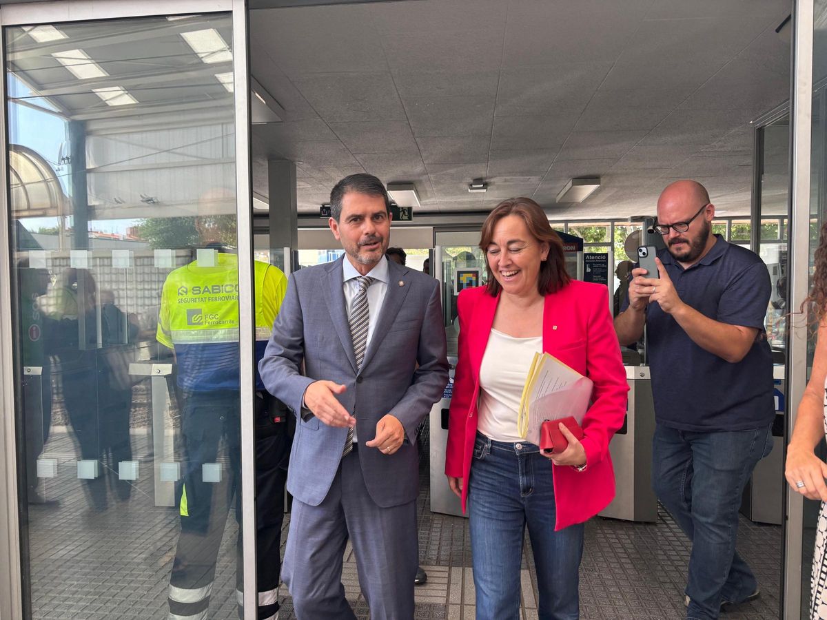 L'alcalde d'Igualada i la consellera Paneque a l'estació FGC a Igualada