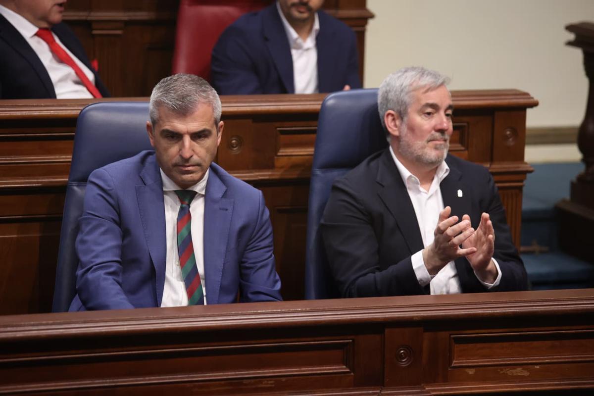 El presidente Fernando Clavijo y su 'número dos', Manuel Domínguez, durante un pleno del Parlamento