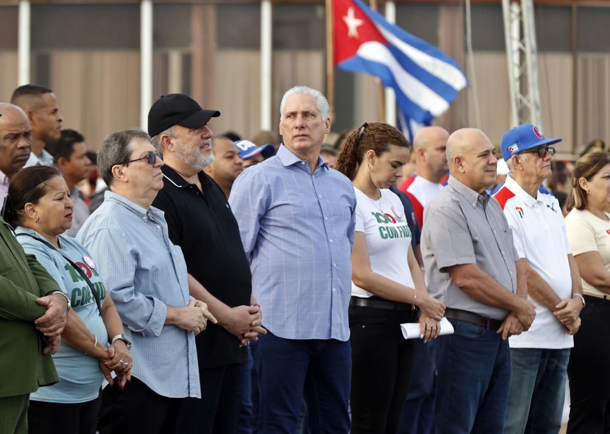 El presidente de Cuba, Miguel Díaz-Canel (c), participa en la 'Parada Juvenil Antiimperialista sobre Ruedas', una marcha ciclista en La Habana.