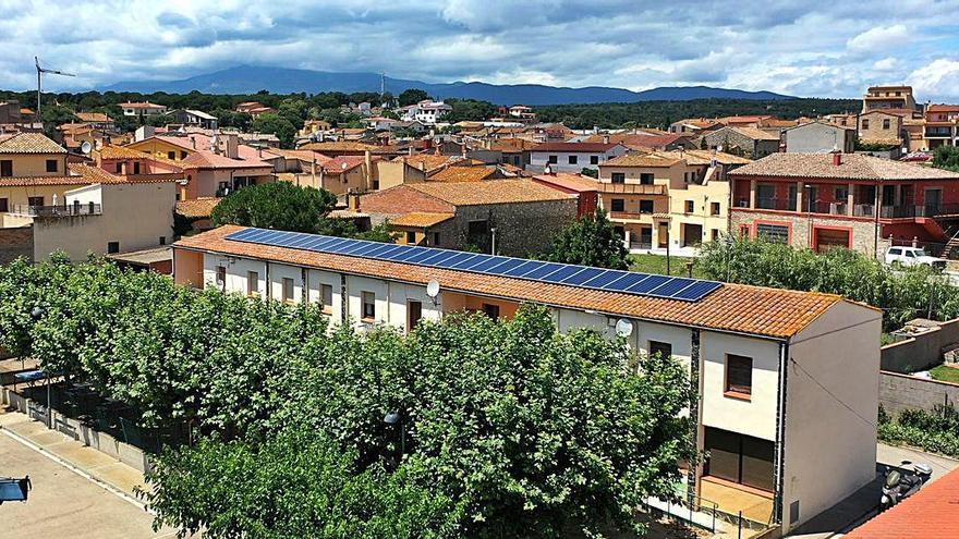 Les plaques solars, a la teulada del Centre Dòlmens de Capmany.