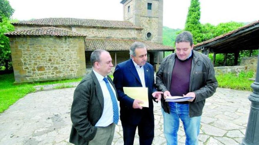 Galcerán, Pérez Cueva y García, ayer, en la ermita de los Mártires.