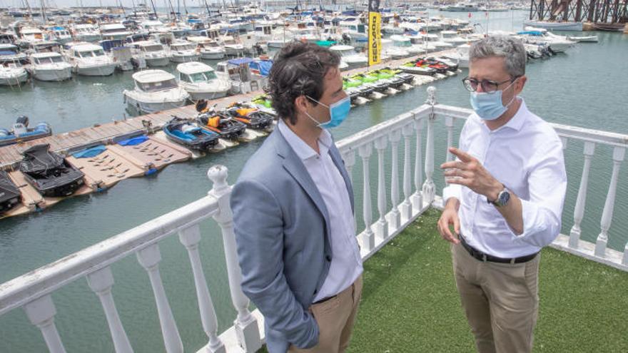 El conseller Arcadi España charla con el alcalde de Torrevieja, Eduardo Dolón, en la terraza de la oficina de turismo del paseo Vistalegre, con vistas al puerto