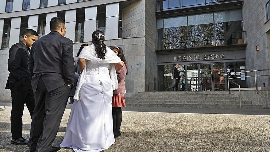 Fotografia d&#039;un casament davant els jutjats de Girona durant el confinament