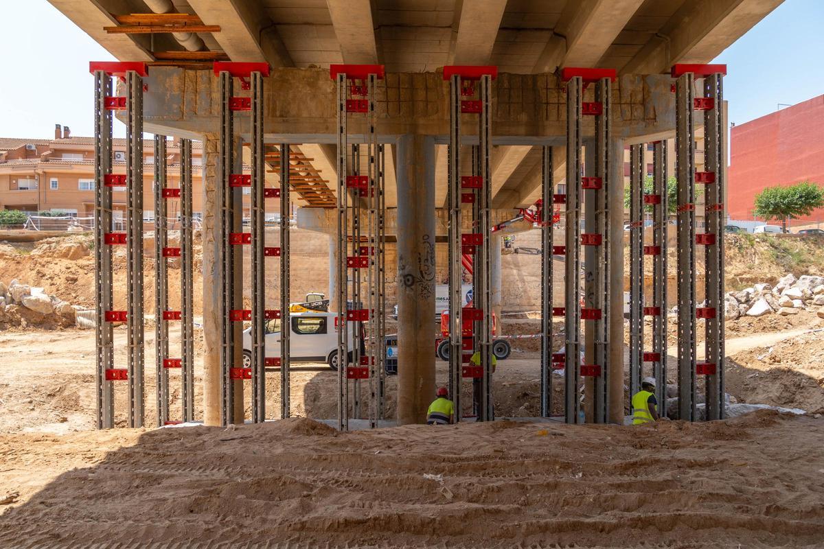 Reconstrucción de los pilares y cargaderos con nuevos elementos de apoyo de acero y hormigón de altas prestaciones.