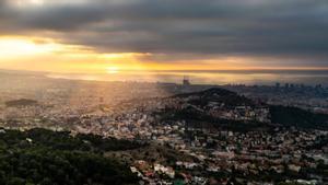 Nubes bajas tras la lluvia en Barcelona, al amanecer, el 24 de abril del 2023.