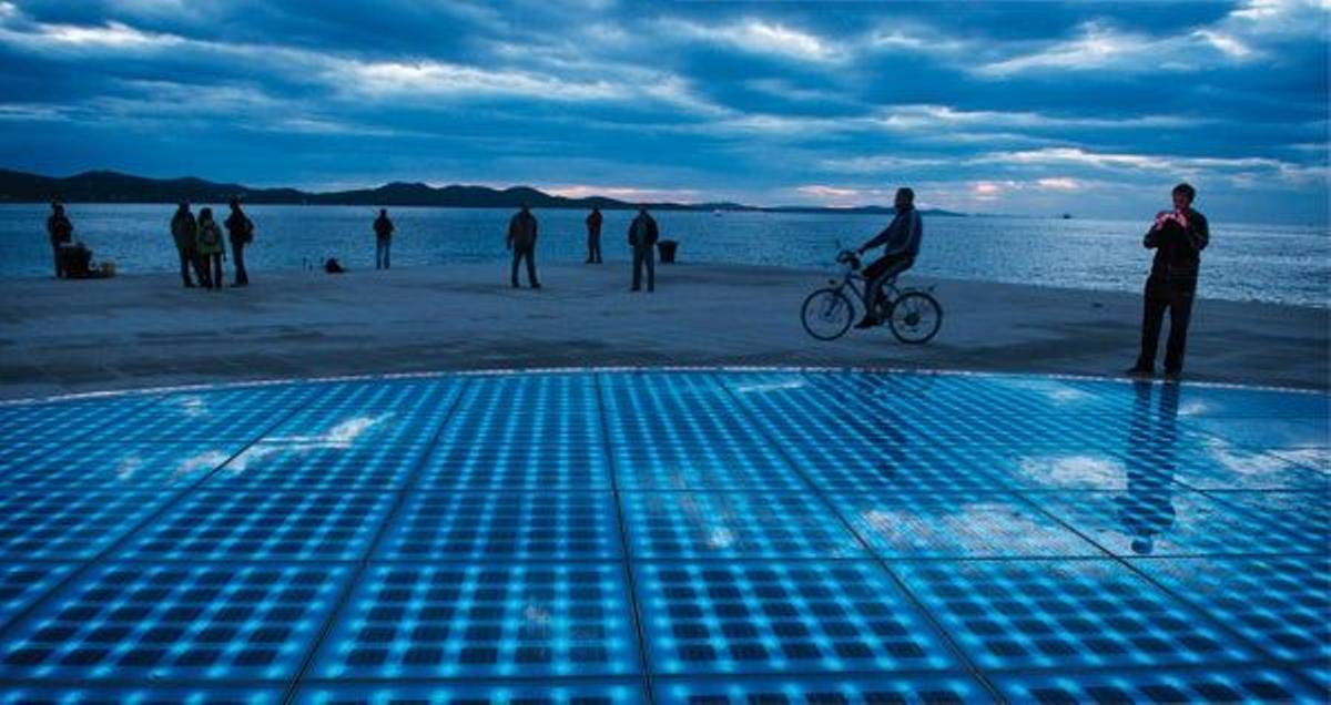 El Monumento al Sol, que se ilumina durante la noche, acompaña los inolvidables atardeceres sobre e