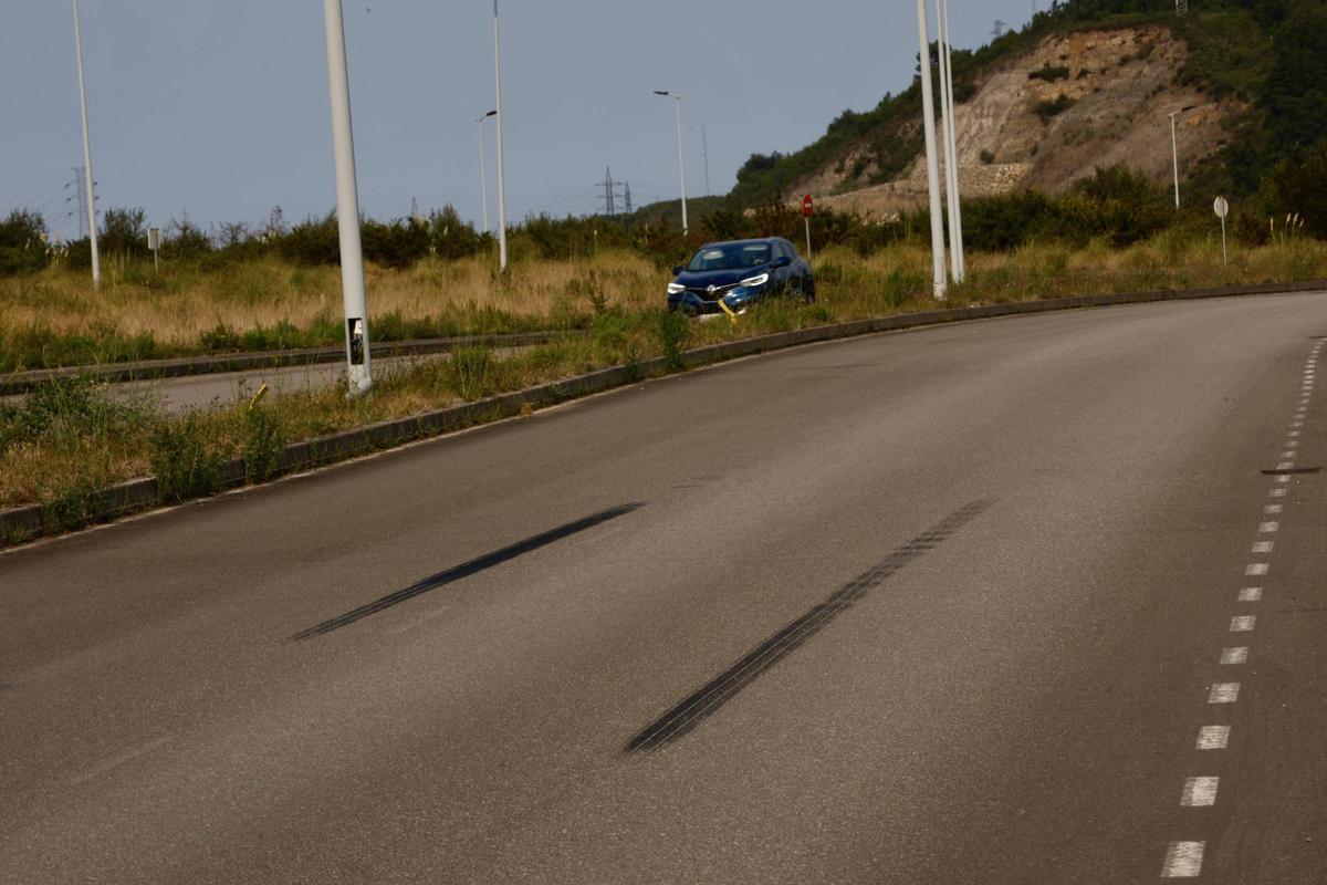 Marcas de una frenada en una carrera ilegal, en un vial de la Zalia.
