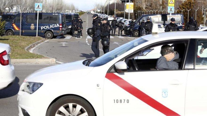 Taxistas de Madrid vuelven a cortar la M-40 en la cuarta jornada de protestas