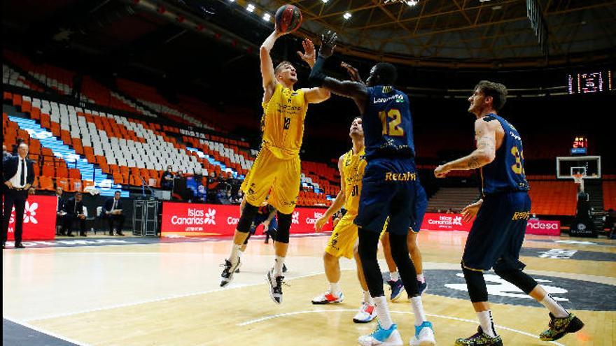 Tomasz Gielo trata de anotar ante la defensa del Baskonia.