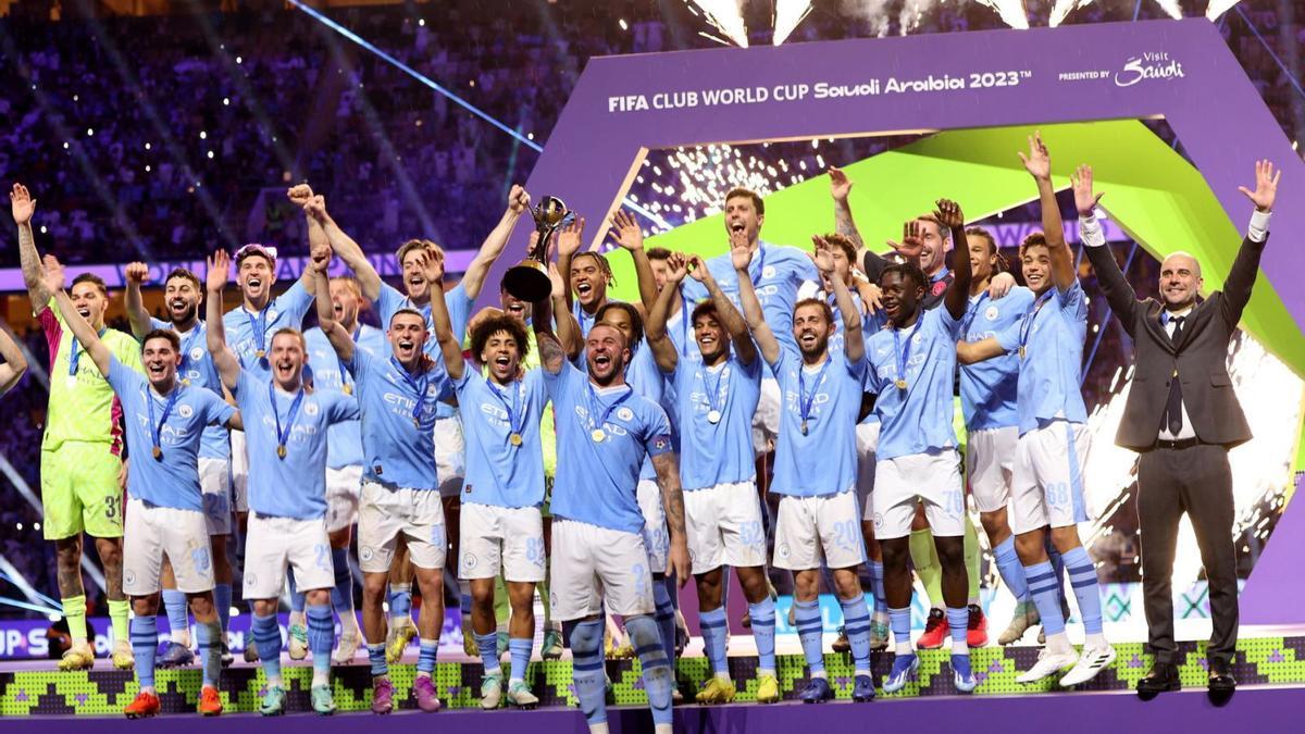 Pep Guardiola (a la dreta) celebra amb els seus jugadors la conquesta del Mundial de Clubs, el primer del Manchester City, ahir. | ALI HAIDER / EFE / EPA