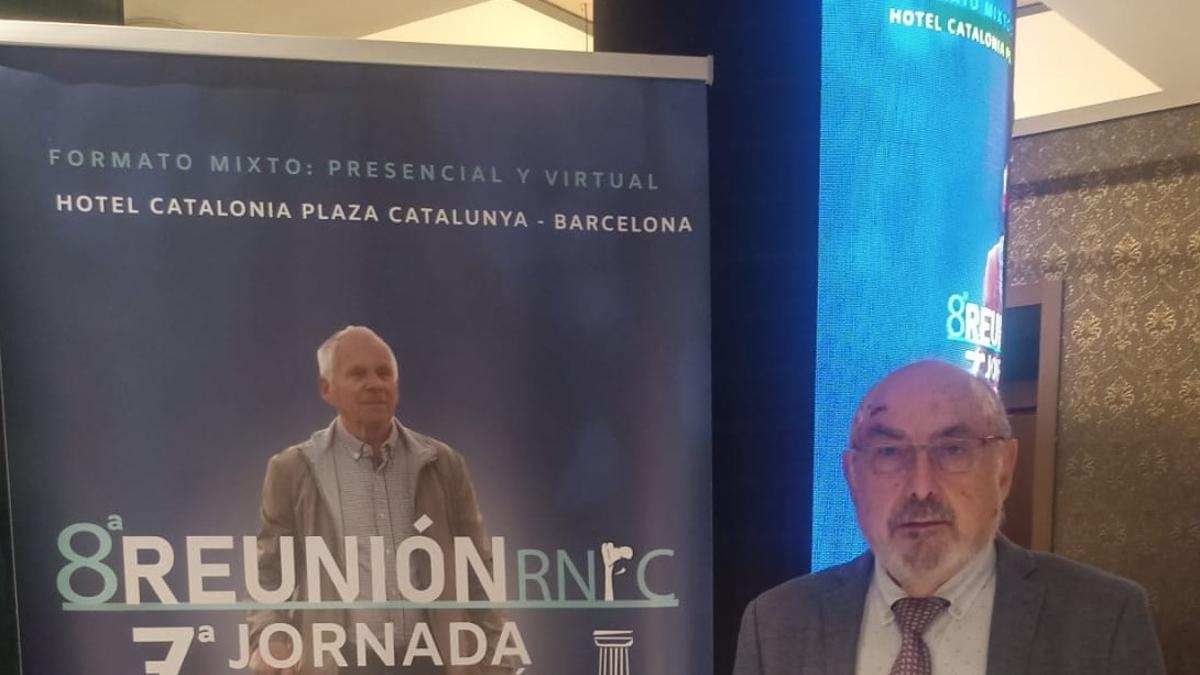 El doctor Manuel Mesa con el reconocimiento al Hospital Valle de Los Pedroches.