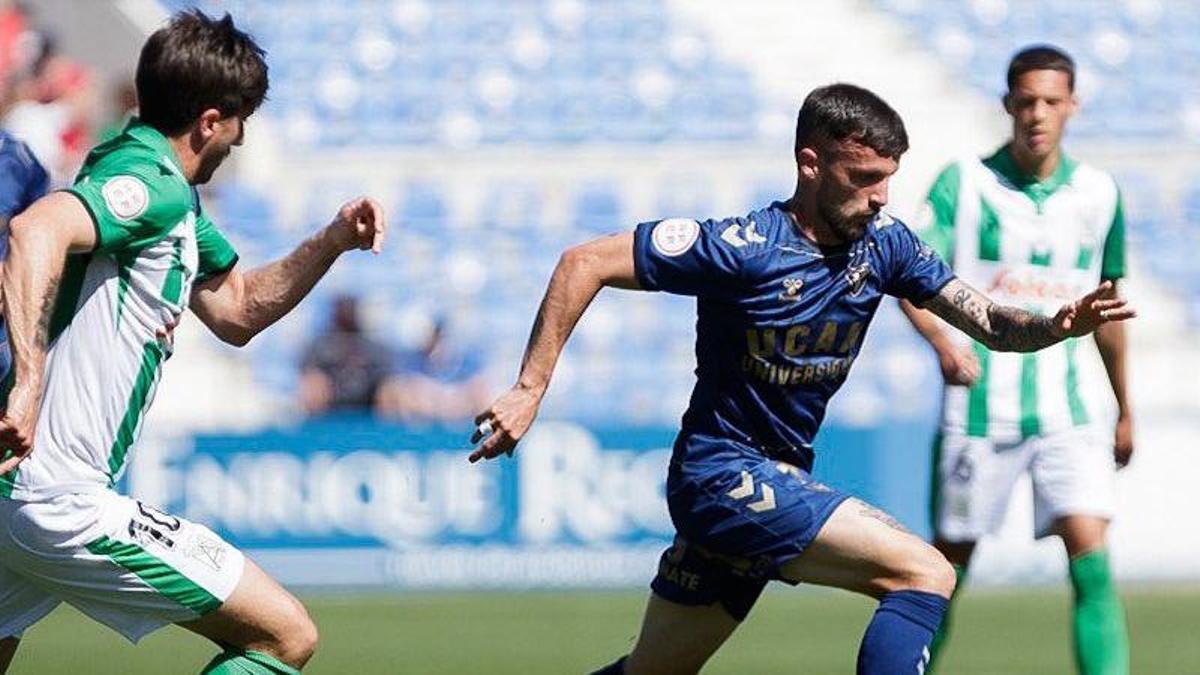 Javi Moreno conduce la pelota ante el Sanluqueño