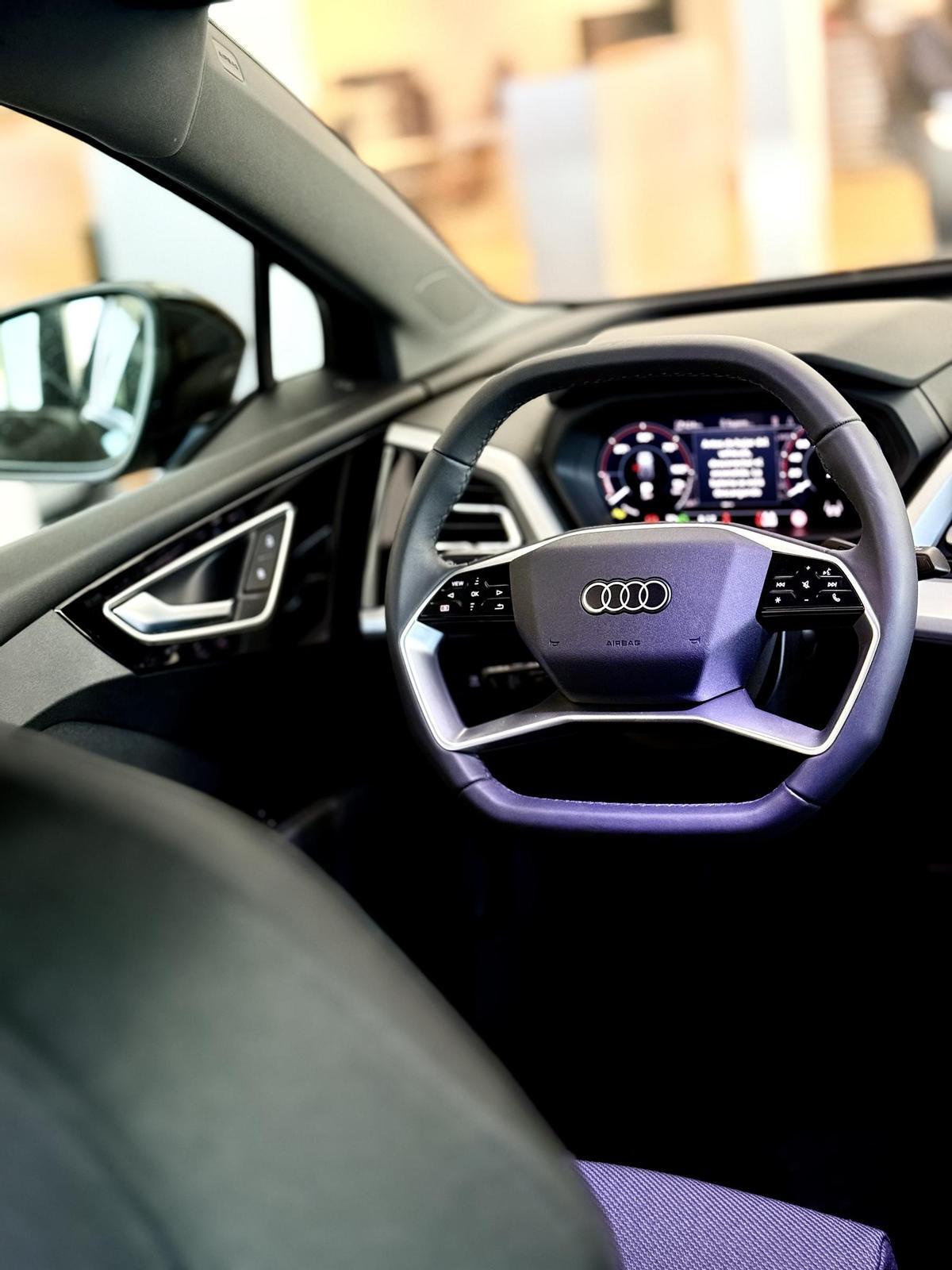 Su interior integra tecnología avanzada, diseñada para ofrecer una experiencia intuitiva y conectada.