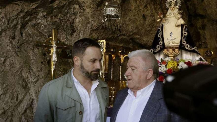 Santiago Abascal -izquierda- y Rodolfo Espina, ayer, delante de la imagen de la Santina.