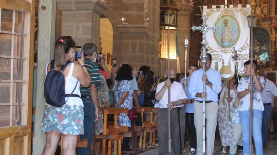 La virgen sale del templo de Otero de Sanabria. | A. Saavedra