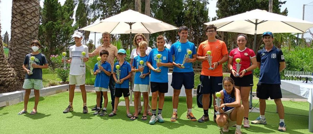 Foto de familia de los diferentes ganadores del torneo. | IBIZA CLUB DE CAMPO