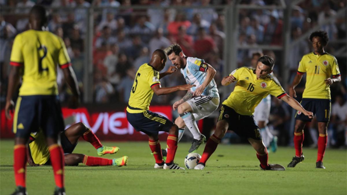 Lionel Messi en acción durante el Argentina - Colombia del 15 de noviembre de 2016 de las eliminatorias sudamericanas rodeado de rivales