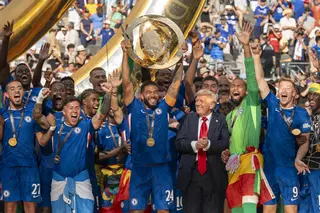 Momento extraño en la entrega del trofeo de campeón al Chelsea: Trump se resiste a apartarse