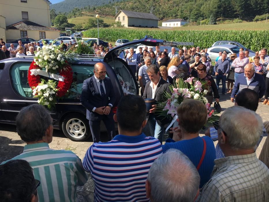 Una multitud despide en Tapia a Adrián González