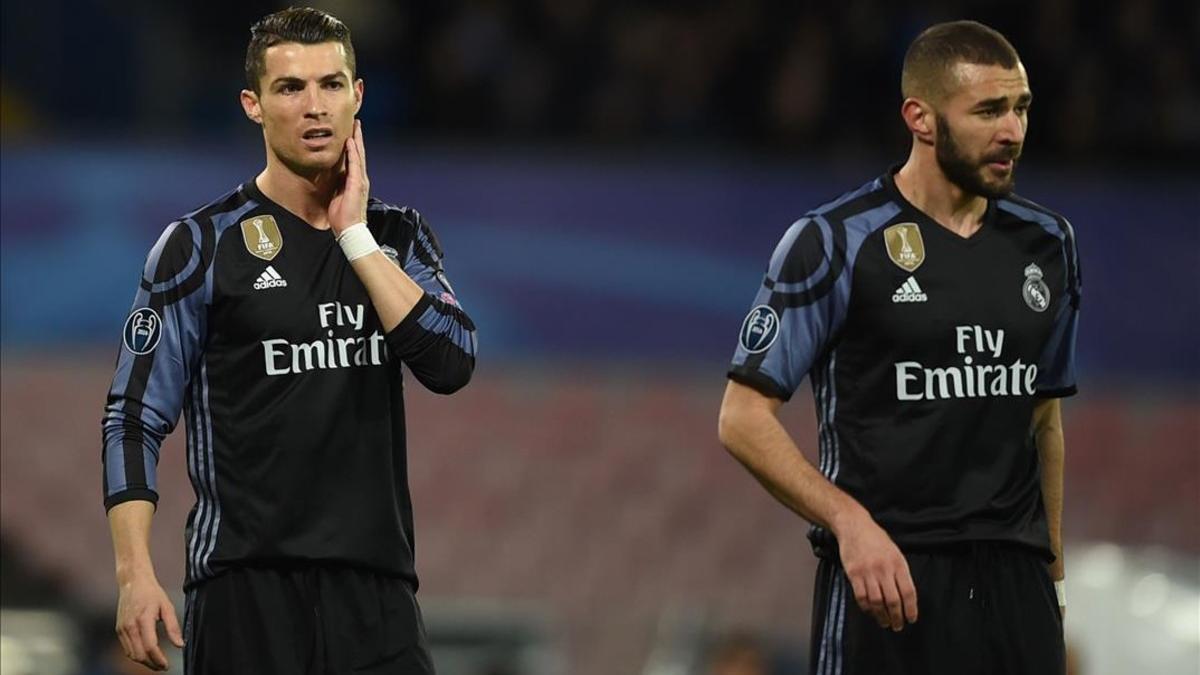 Cristiano Ronaldo, junto a Benzema en el partido de Champions ante el Nápoles, en San Paolo