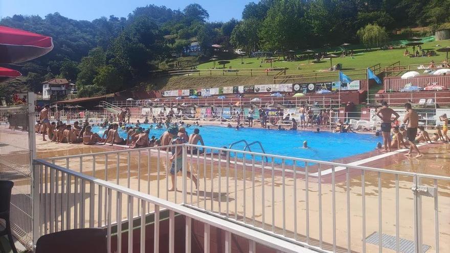 Un verano &quot;de diez&quot; en Turón: Más de 23.000 personas pasaron por la piscina de Mejoras del Valle