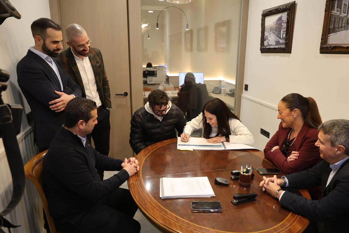 Miriam y Nico al firmar en la inmboliaria la prerreserva de su ático.