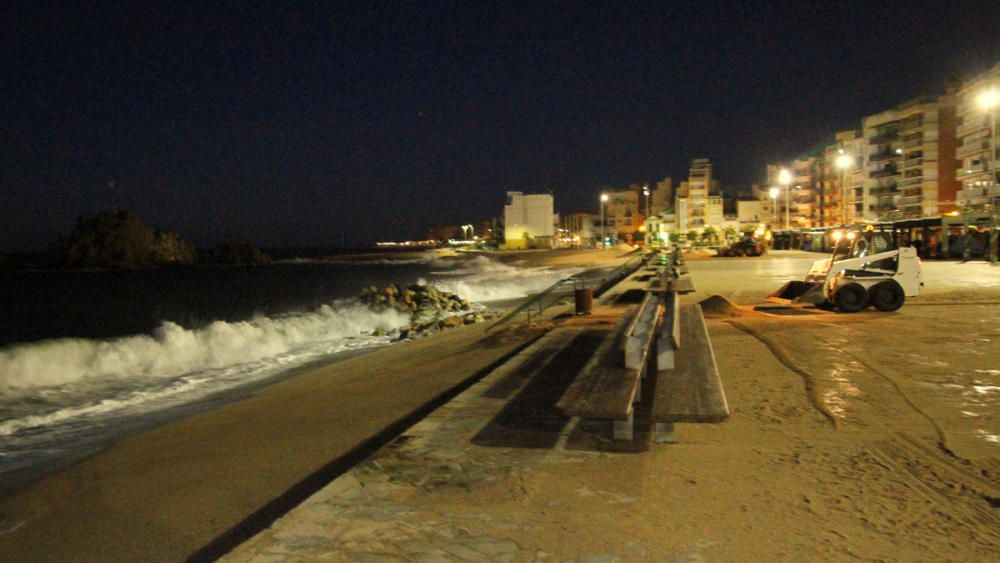 Mica en mica, Blanes va recuperant la normalitat després del temporal de llevant