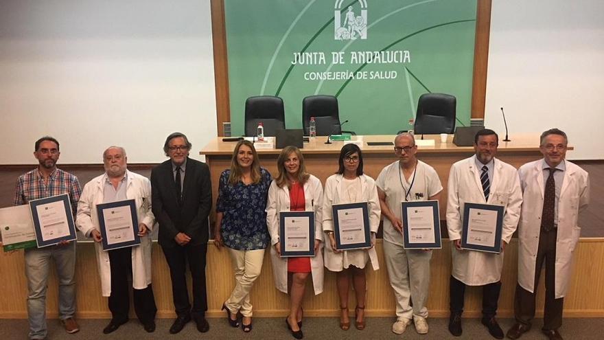 Entrega de los sellos de calidad a los responsables de los departamentos destacados.