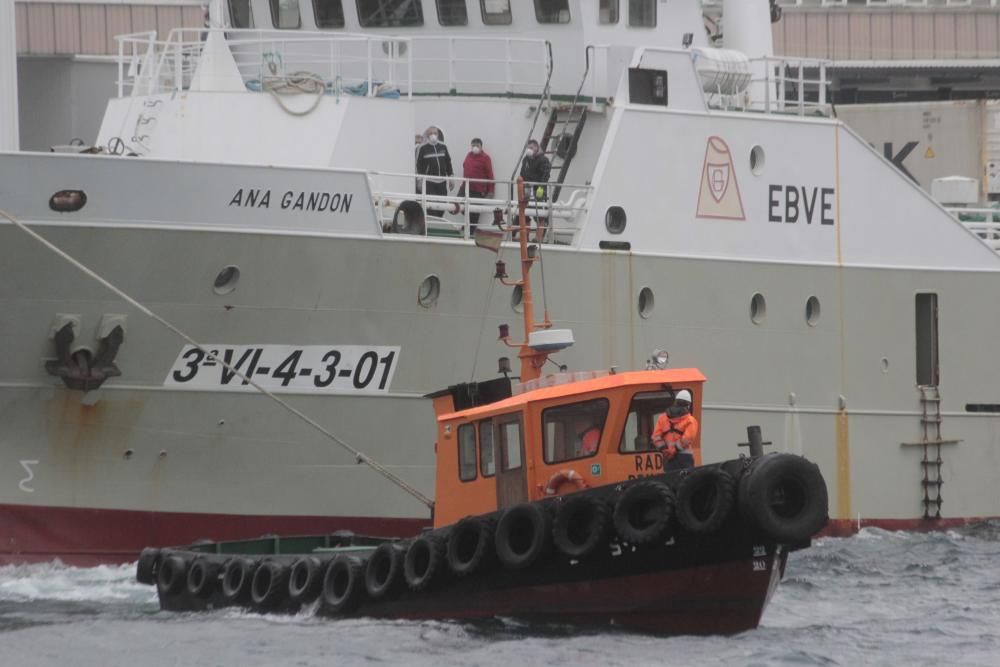 El buque “Ana Gandón” en el momento de zarpar del muelle de Frigoríficos, en Cangas. // Santos Álvarez