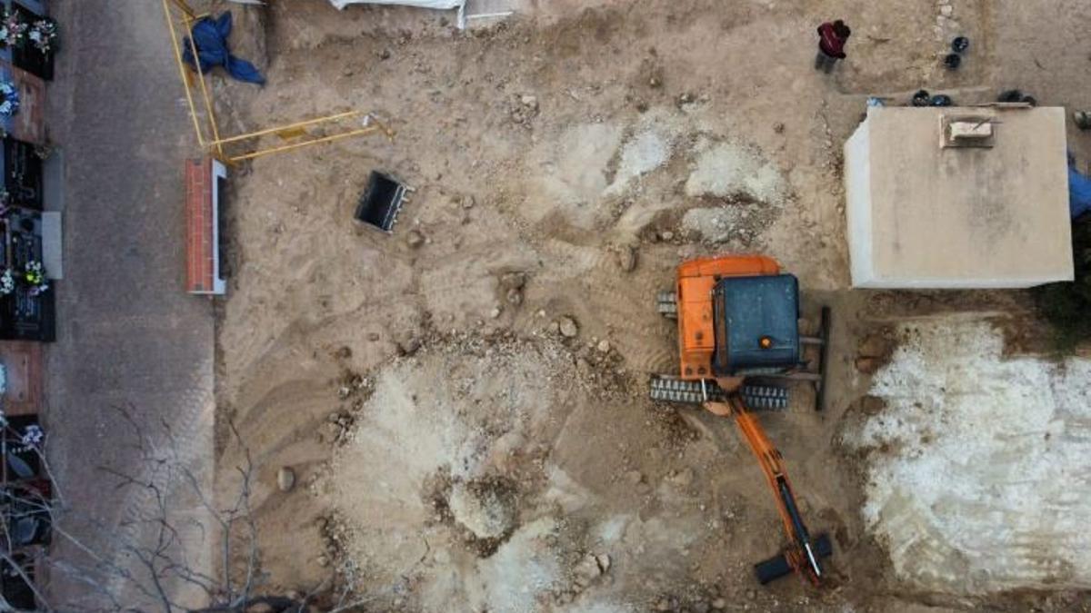Excavación en el cementerio municipal de Villar del Arzobispo en busca de la fosa de los represaliados.