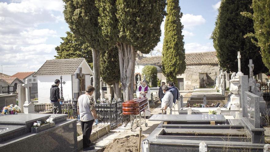 Entierro con apenas asistencia en Fermoselle (Zamora). // Emilio Fraile