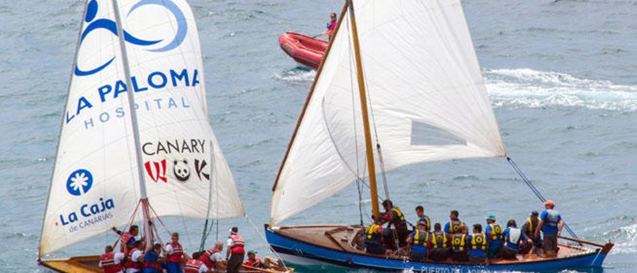 El &#039;Guanche&#039; navega delante del &#039;Puerto del Arrecife&#039; en un momento de la regata.