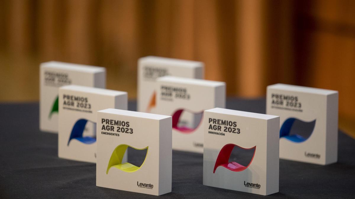 Els guanyadors en cada una de les categories rebran una estatueta personalitzada