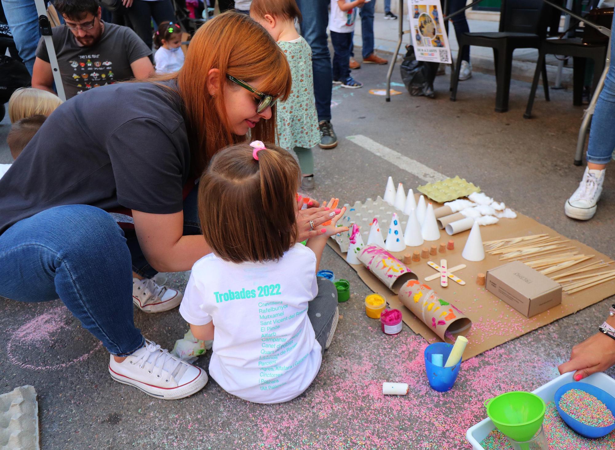 Miles de niños y sus familias viven la fiesta por la lengua en les trobades de Rafelbunyol y Almenara