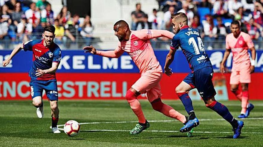 Kevin-Prince Boateng, davanter del Barça, prova d&#039;escapolir-se del jugador de l&#039;Osca Pulido.