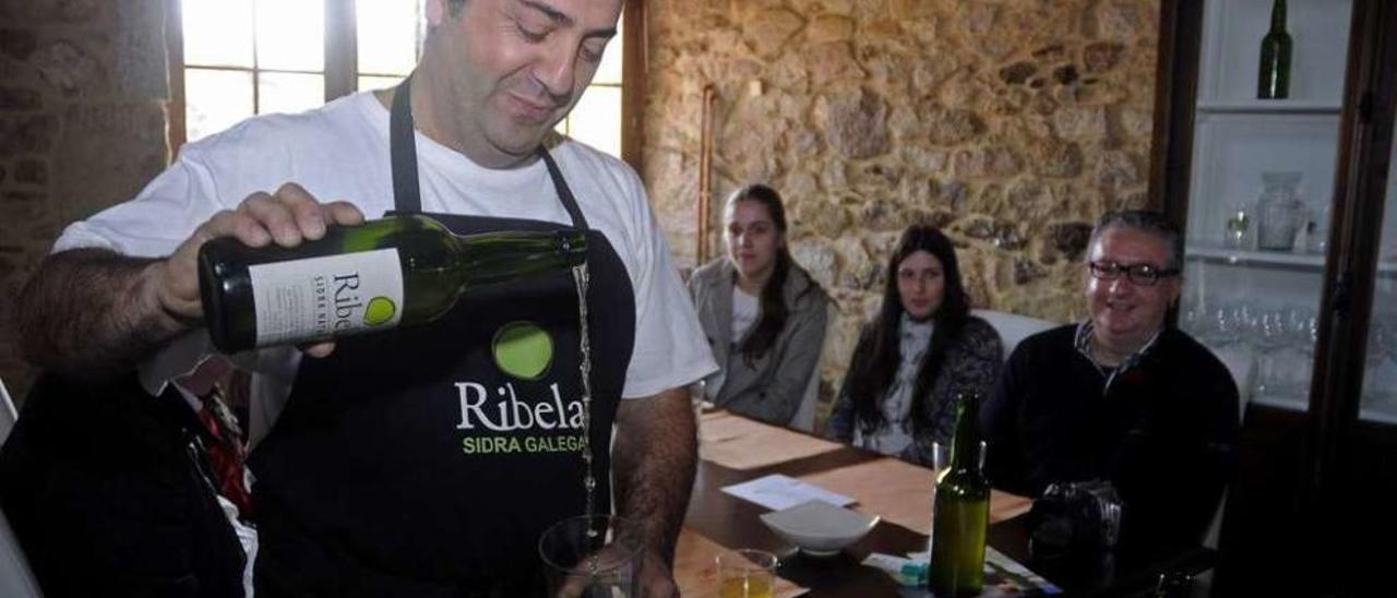 Jesús Armenteros, sirviendo sidra Ribela en la sede estradense de la firma. // Bernabé / J. Lalín