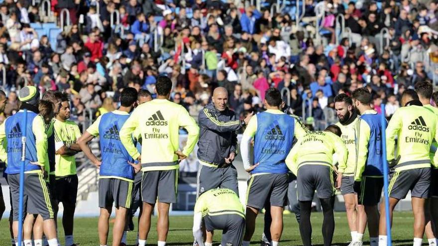 Zidane se dirige a sus jugadores antes de empezar el entrenamiento.