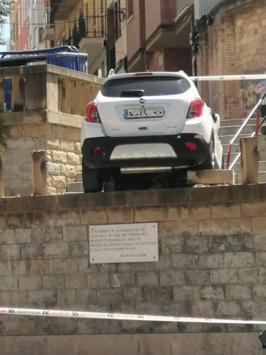 Un cotxe cau per les escales de la plaça Onze de Setembre