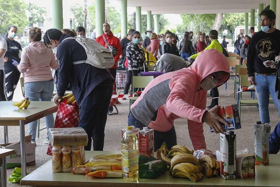 Reparto masivo de alimentos en el colegio Fernán Pérez de Oliva