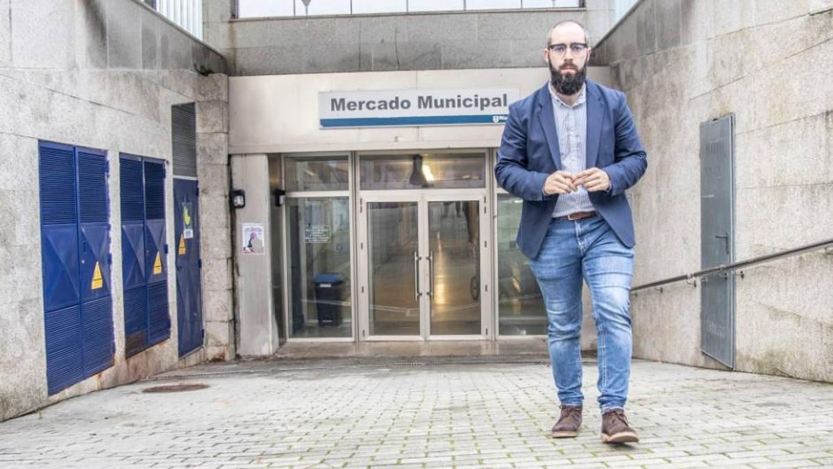 Julián Bustelo, diante da praza de abastos.